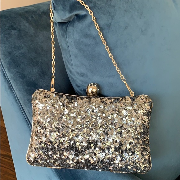 Gorgeous sequin clutch/bag with skull clasp - Picture 3 of 5